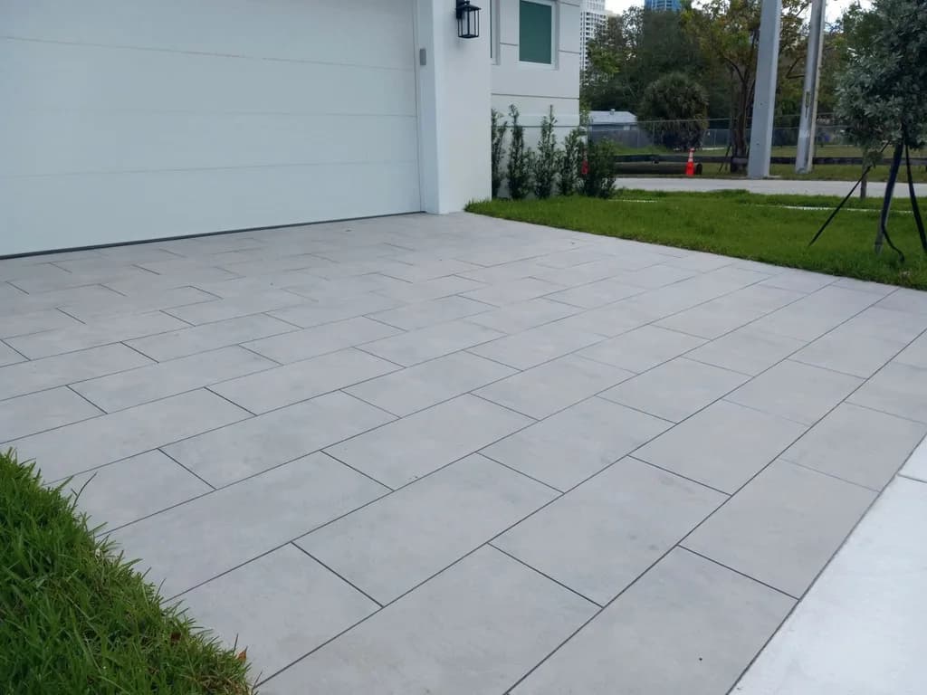 Sandstone Grey porcelain pavers installed on a Florida outdoor living space by EC Paver Solutions